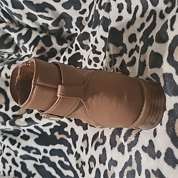 Michael Kors anule boot  size 7 .5  cameo - Picture 2 of 3